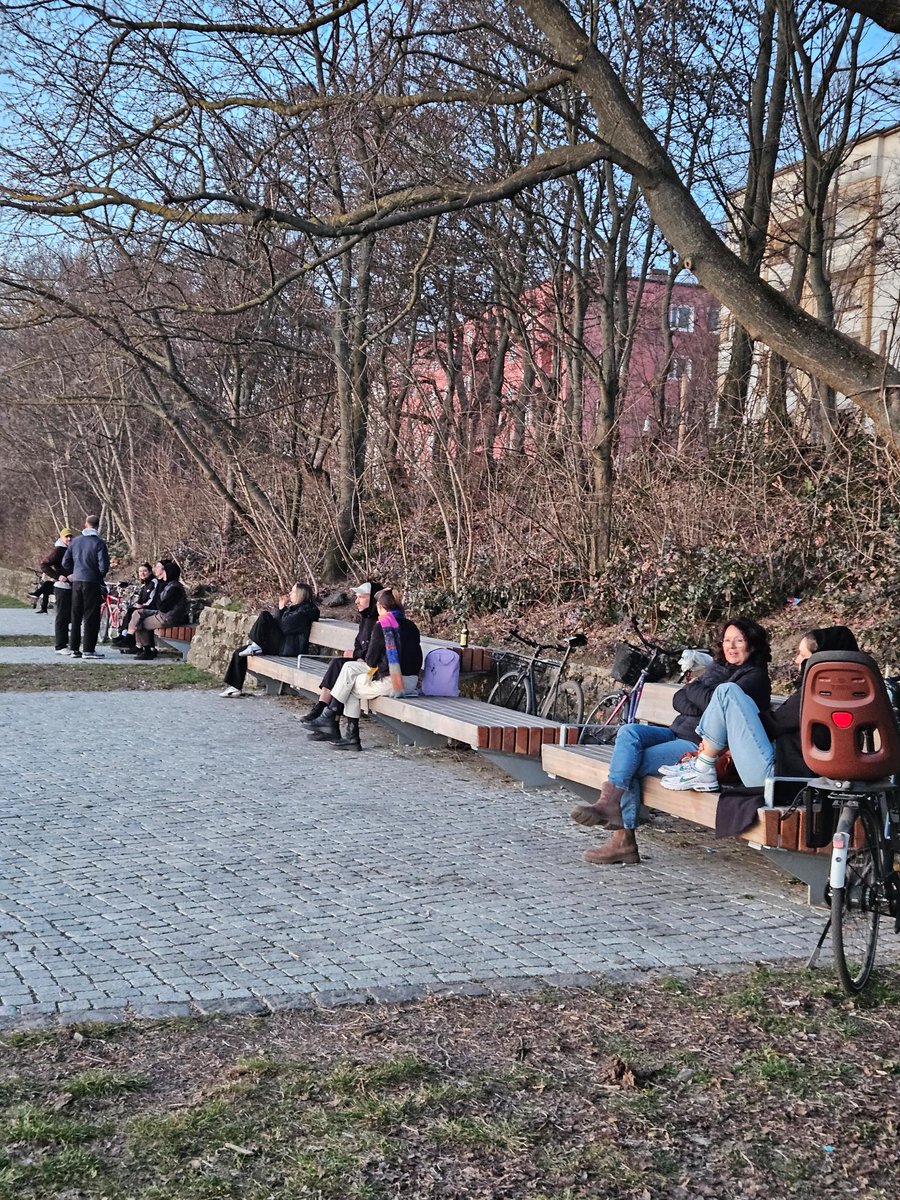 DidiDohle's tweet image. Auf dem #Tempelhoferfeld ist mal wieder nicht ein Mensch zu sehen!
Es gibt keine Bänke und der Sonnenuntergang wird von einer #NGO finanziert.😜
Der Wahlkampf kann starten, und man freut sich auf die Vororttermine. Aber dazu hat @RegBerlin ja jetzt #Czaja
#Thfbleibt #Randhalten