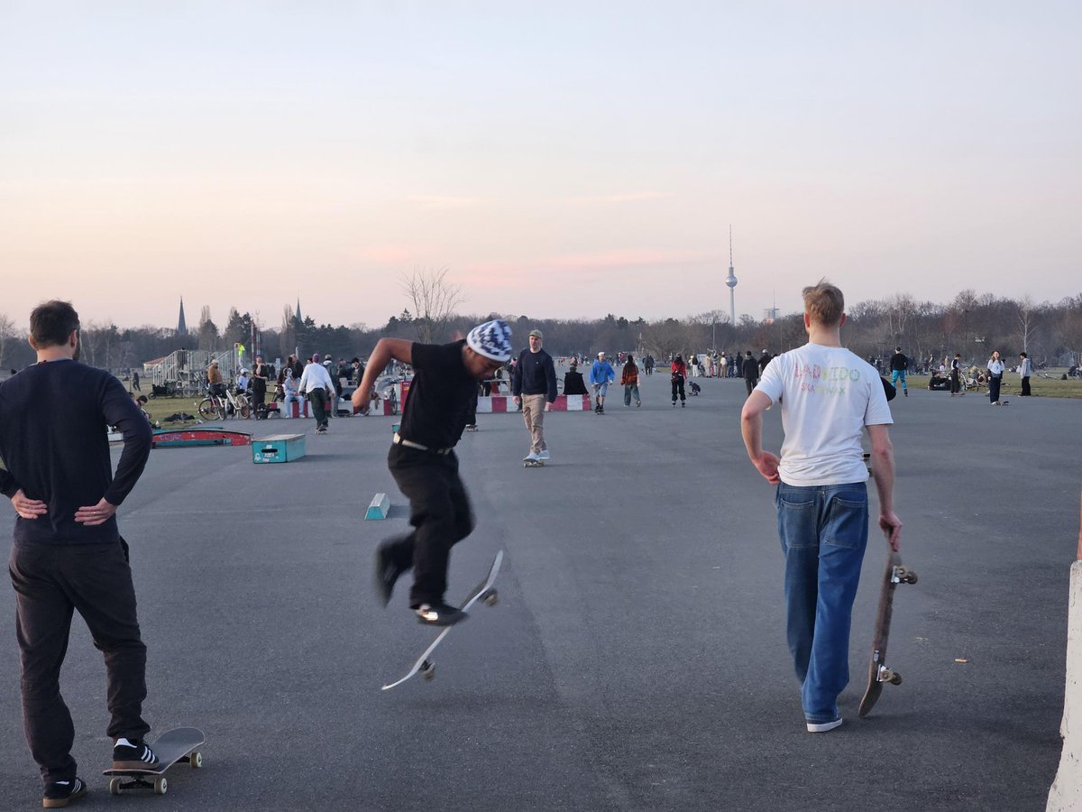 DidiDohle's tweet image. Auf dem #Tempelhoferfeld ist mal wieder nicht ein Mensch zu sehen!
Es gibt keine Bänke und der Sonnenuntergang wird von einer #NGO finanziert.😜
Der Wahlkampf kann starten, und man freut sich auf die Vororttermine. Aber dazu hat @RegBerlin ja jetzt #Czaja
#Thfbleibt #Randhalten