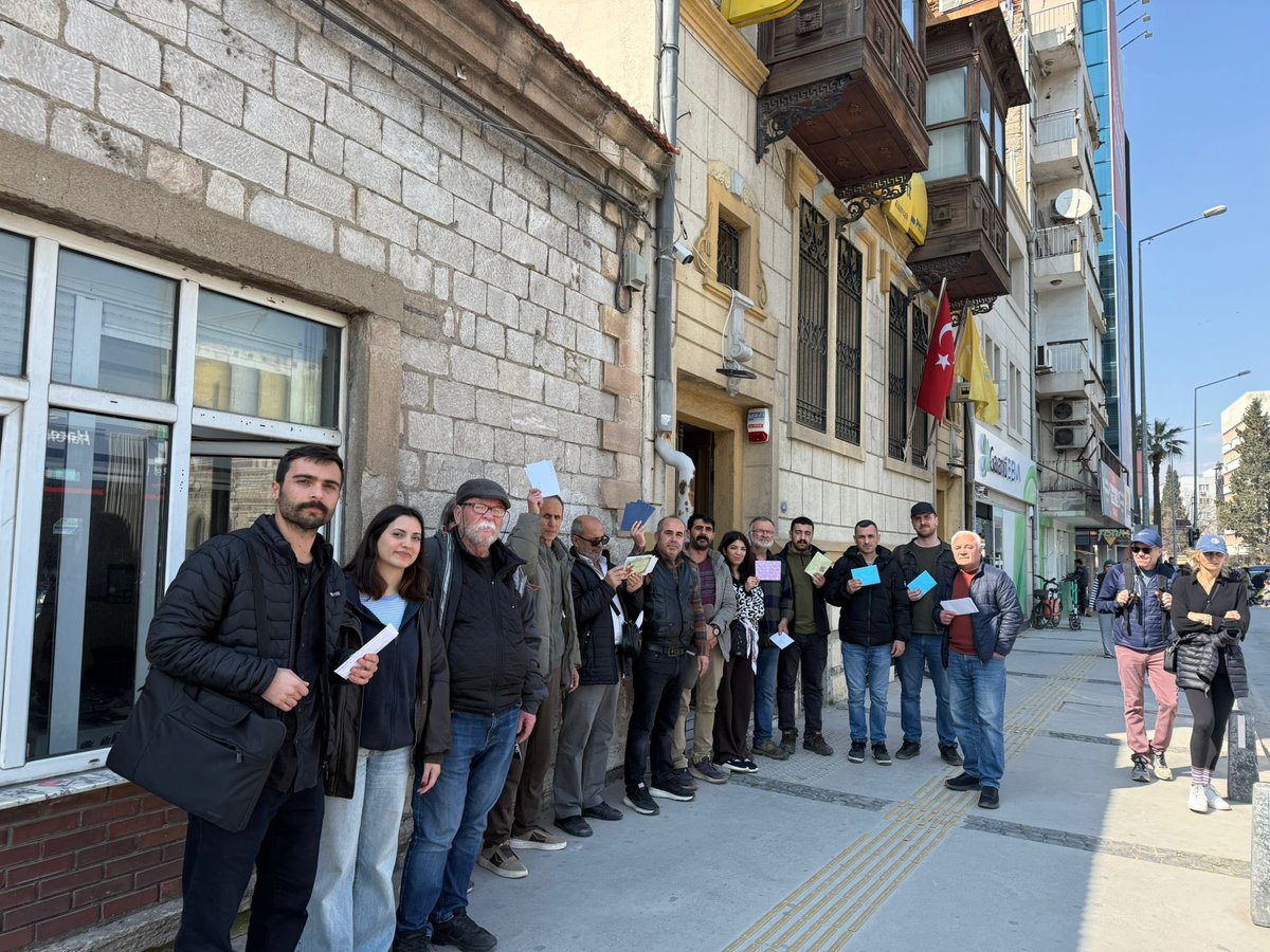 Geçtiğimiz haftalarda siyasi iktidarın saldırıları sonucu tutuklanan ESP’li arkadaşlarımıza mektuplarımızı gönderdik.

Devrimci Tutsaklar Onurumuzdur!
ESP Yalnız Değildir!