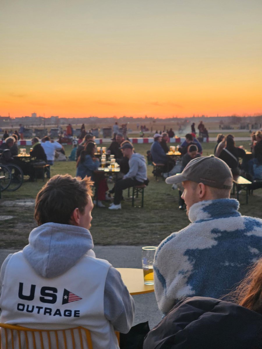 DidiDohle's tweet image. Auf dem #Tempelhoferfeld ist mal wieder nicht ein Mensch zu sehen!
Es gibt keine Bänke und der Sonnenuntergang wird von einer #NGO finanziert.😜
Der Wahlkampf kann starten, und man freut sich auf die Vororttermine. Aber dazu hat @RegBerlin ja jetzt #Czaja
#Thfbleibt #Randhalten