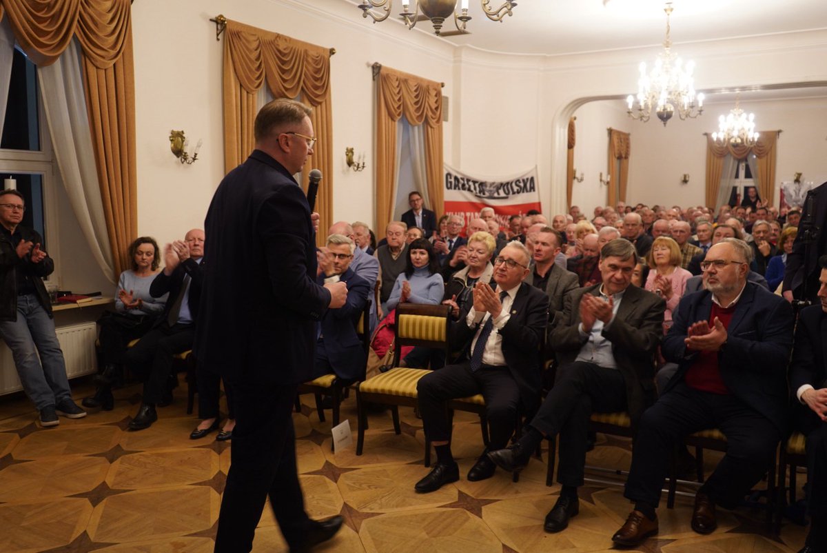 CzarnekP's tweet photo. 📍Trwa kolejne spotkanie w ramach trasy #CzasPolski #ProgramPolaków. Sala pełna patriotów w #TarnowskieGóry 🇵🇱 https://t.co/o1rxHDW2mU