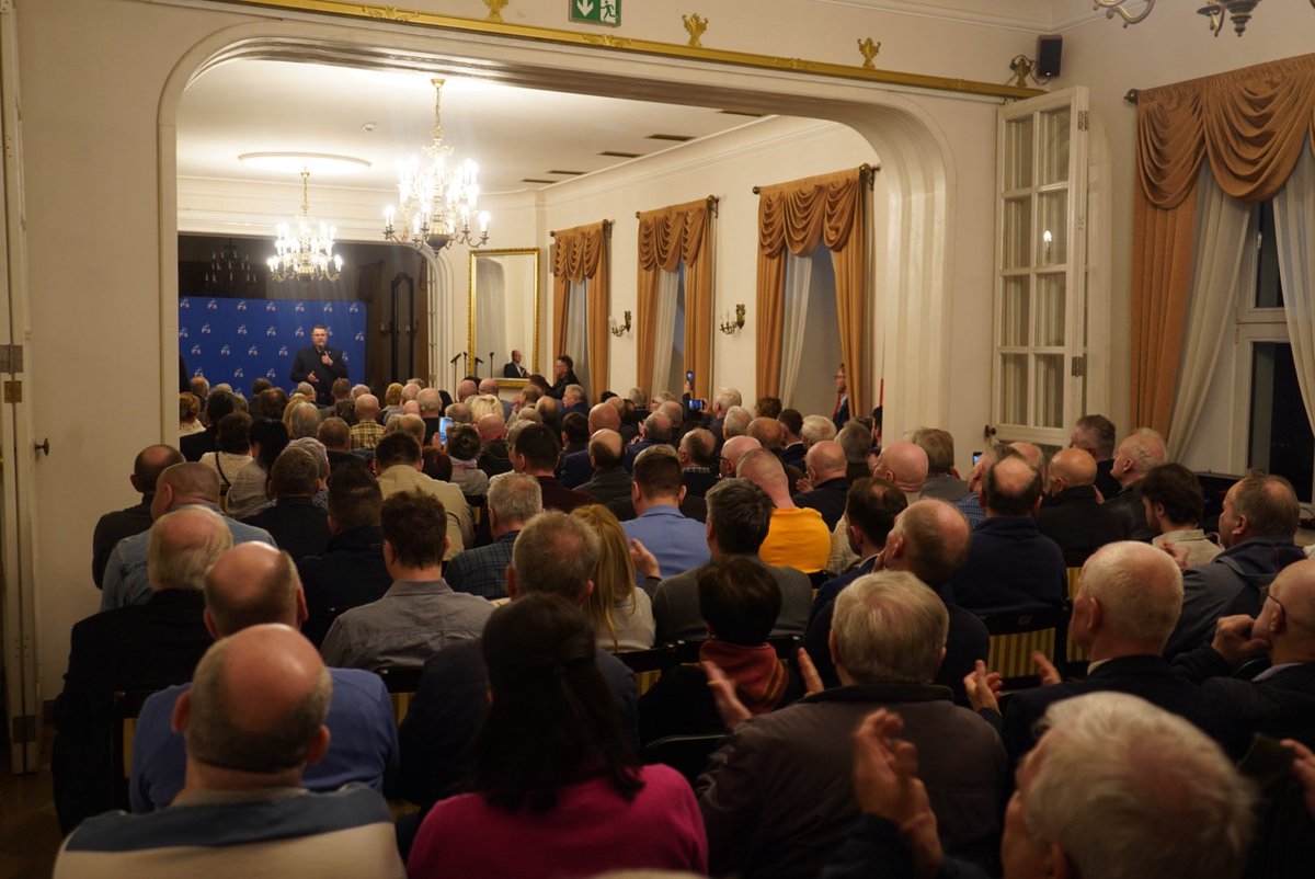 CzarnekP's tweet photo. 📍Trwa kolejne spotkanie w ramach trasy #CzasPolski #ProgramPolaków. Sala pełna patriotów w #TarnowskieGóry 🇵🇱 https://t.co/o1rxHDW2mU