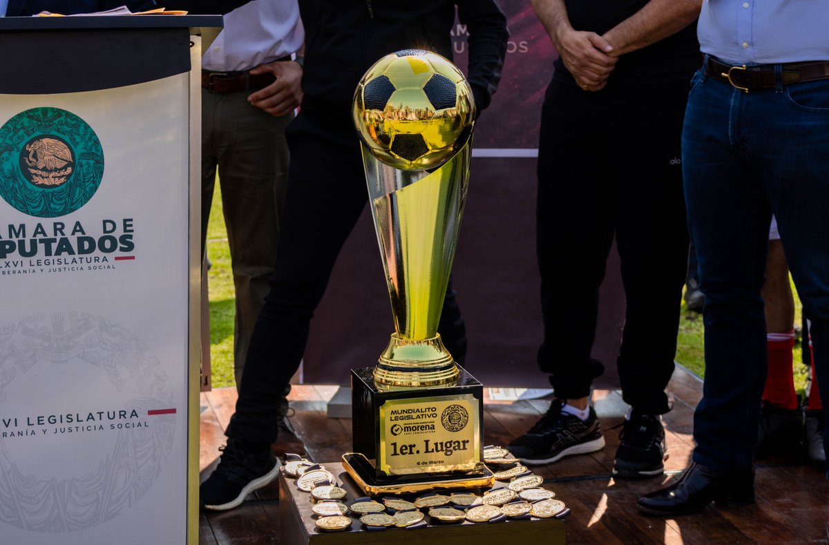 cuauhtemocb10's tweet photo. ⚽ El #fútbol siempre será una herramienta para unir y construir comunidad.
Hoy inauguramos el Torneo de Fútbol “Mundialito Legislativo”, un espacio que busca brindar a las y los jóvenes un punto de encuentro no solo jurídico, sino también social, fomentando el deporte, la convivencia sana y el trabajo en equipo.

A 97 días de que arranque la Copa Mundial de la FIFA 2026, impulsamos este primer torneo con el objetivo de fortalecer los valores que el deporte nos enseña dentro y fuera de la cancha.

Me dio mucho gusto compartir este momento con grandes referentes del fútbol:
•⁠  ⁠Mikel Andoni Arriola Peñalosa, Comisionado Presidente de la Federación Mexicana de Futbol.
•⁠  ⁠Emilio Escalante, Presidente y Director del Atlante FC.
#MundialitoLegislativo #Fútbol #Juventud #Deporte #RumboAlMundial