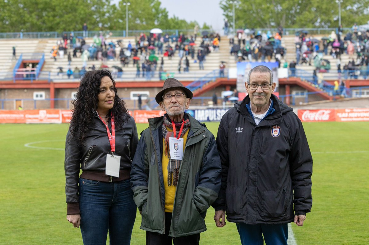 RealAvilaCF's tweet photo. 🎗️ Hoy es un día muy triste para la familia del Real Ávila CF.

Lamentamos profundamente el fallecimiento de Javier Lastras, una persona muy querida que formó parte de nuestro club durante décadas, dejando una huella imborrable en todos aquellos que tuvimos la suerte de compartir camino con él.

Su compromiso, cercanía y amor por el Real Ávila permanecerán siempre en nuestra memoria y en la historia de esta casa.

Desde el Real Ávila queremos trasladar nuestro más sincero pésame a sus familiares, amigos y a todas las personas que hoy sienten su pérdida.

Descansa en paz, Javier. Siempre serás parte de la familia encarnada. 🖤