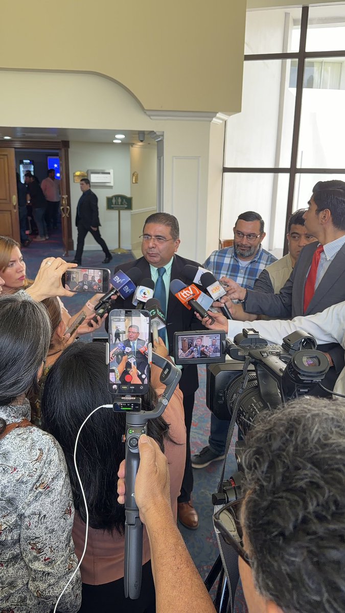 NelsonParlacen's tweet photo. Fui invitado por el TSE @TSEElSalvador, para dar la bienvenida a las Elecciones 2027
Además se nos indicó a los partidos políticos que estamos autorizados para hacer convocatoria a elecciones internas.

Cómo PDC✅ estamos atentos para cumplir cada una de las etapas del calendario https://t.co/m5CjtBmDks
