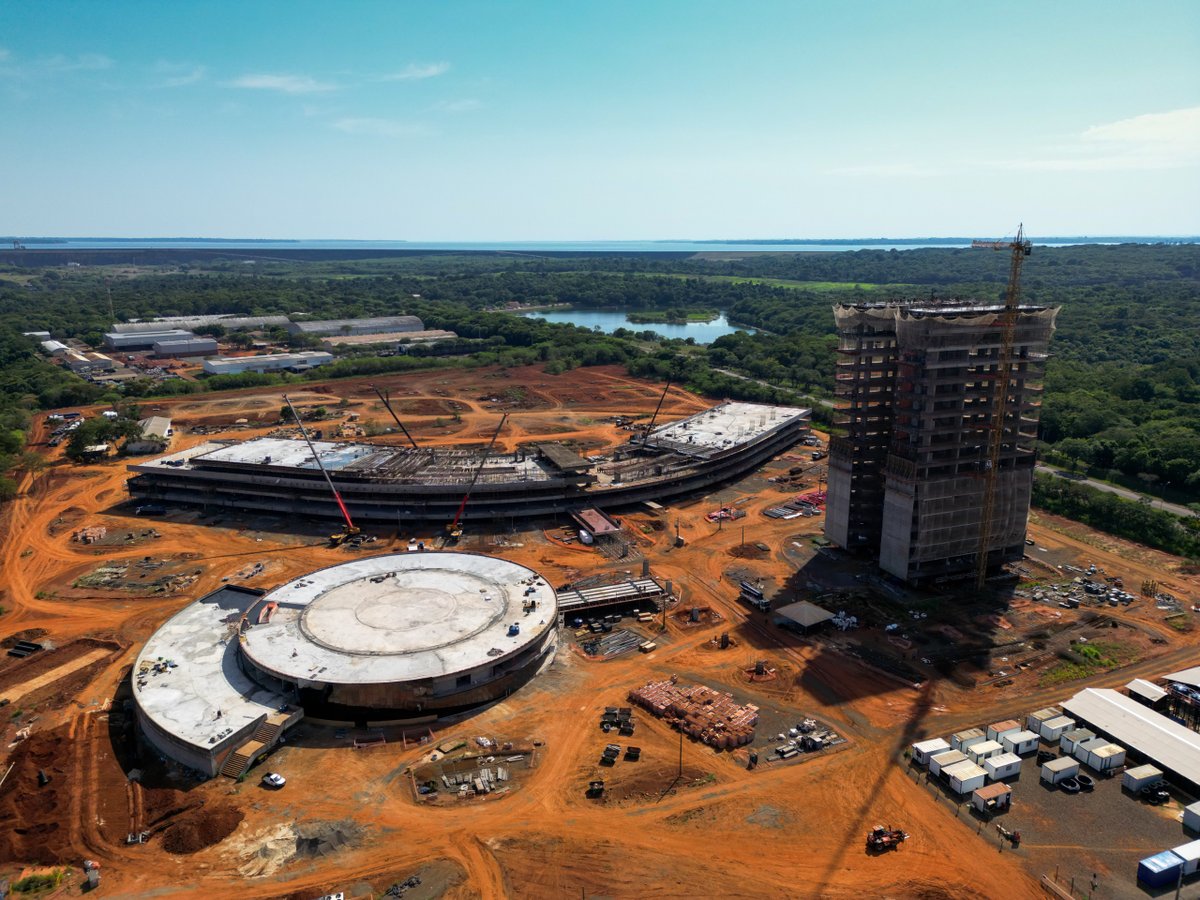itaipuparaguay's tweet photo. ✅ ¡Avanzan las obras en UNILA! 🎓📚 Directores de ambas márgenes de ITAIPU recorrieron la zona de construcción del campus Arandu de la Universidad Federal Latino-Americana (UNILA), en Foz de Yguazú (Brasil), para verificar el desarrollo de los trabajos que fueron retomados en el 2023.

🎓📚 Esta gran inversión de la Binacional es un símbolo de unión entre naciones. Actualmente, la UNILA cuenta con alumnos de 36 países de América Latina y el Caribe, mayormente de Brasil y Paraguay.

Fotos: William Brisida

Leé aquí 👉 https://t.co/1JPRpXburO

@luchozacariasAP @enioverri