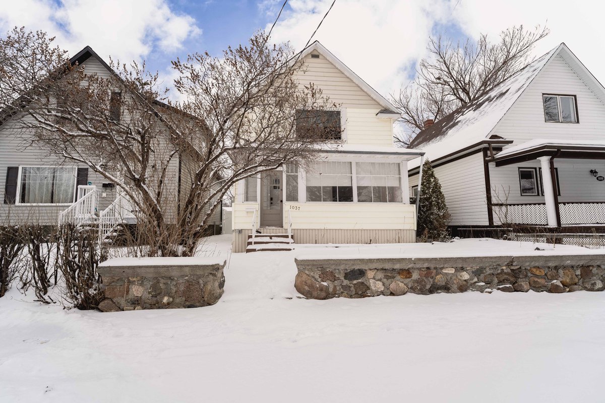 Realtors_Global's tweet photo. 1037 3rd Ave NE, MJ, SK.
Updated character home welcomes you through a charming front porch into a bright, inviting living space with updated windows and vinyl plank flooring throughout.
 
Morgan Gallant, REALTOR®(306) 313-5628
When you THINK of REALTY... Be GLOBAL!
#justlisted https://t.co/zjpirGQYZC