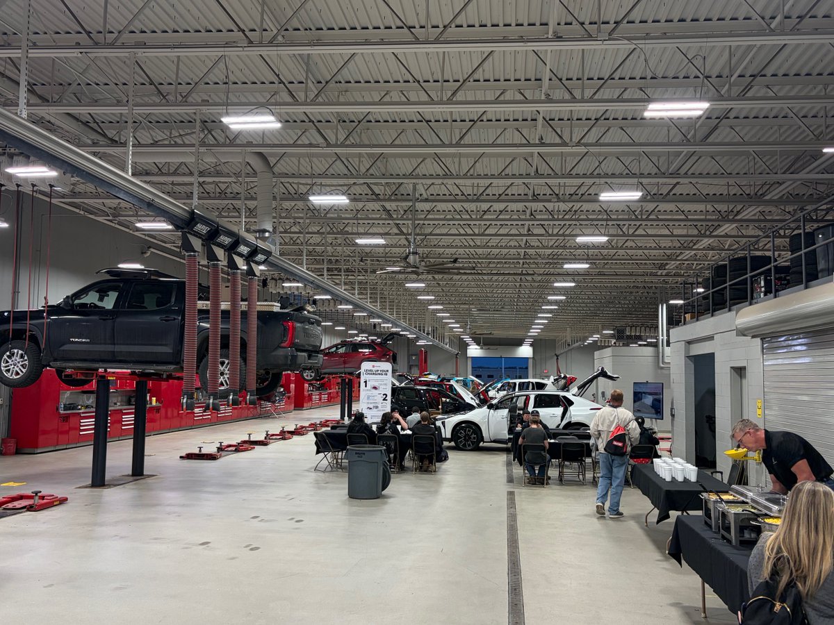 lps_cte's tweet photo. Huge THANKS to our incredible Automotive partners for making our Automotive Family Night a massive success!!!

We had a fantastic turnout with roughly 60 students &amp; parents joining us for an evening of networking, community building, and learning from industry experts!!! https://t.co/7agsOITF8A