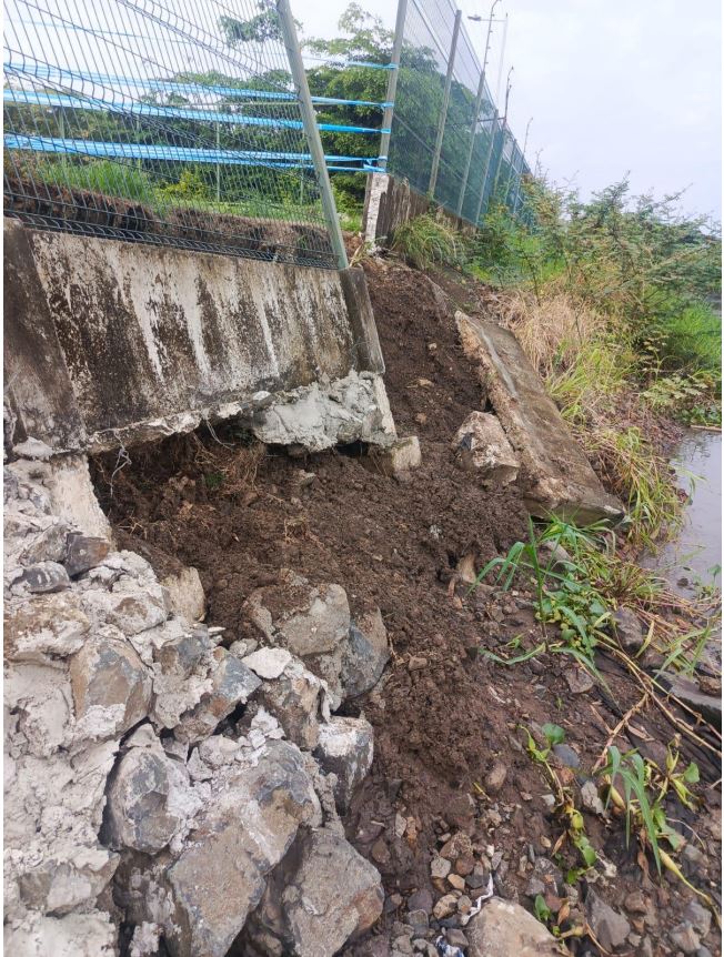 Forestal11_CS's tweet photo. SOS URGENTE Río Daule, rompe nuevamente muro de Et Forestal (Ciudad Santiago) amenaza ingresar a esta cDLA habitan 400 familias  Todo  irresponsabilidad  FUROIANI OBRAS Y PROYECTOS S.A, incumplen entrega de muro hace 2 años. @EmergenciasEc  @LaPosta_Ecu @lahistoriaec @MinMedio https://t.co/yI7wOWHpR1