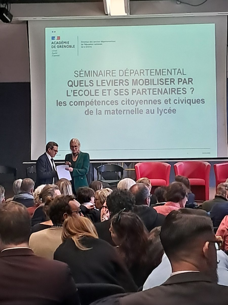 dsden26's tweet photo. 📢 Hier, la DSDEN26 a réuni de nombreux professionnels pour un séminaire sur les compétences citoyennes et civiques de la maternelle au lycée. Conférence de Jérôme Grondeux (IGESR) et tables rondes sur le devoir de mémoire et le rôle des partenaires.
@acgrenoble https://t.co/cWo7uv12Vk