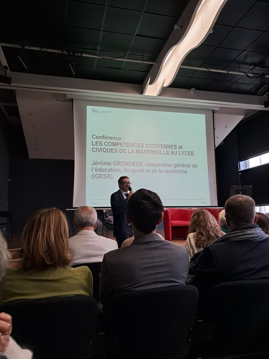 dsden26's tweet photo. 📢 Hier, la DSDEN26 a réuni de nombreux professionnels pour un séminaire sur les compétences citoyennes et civiques de la maternelle au lycée. Conférence de Jérôme Grondeux (IGESR) et tables rondes sur le devoir de mémoire et le rôle des partenaires.
@acgrenoble https://t.co/cWo7uv12Vk