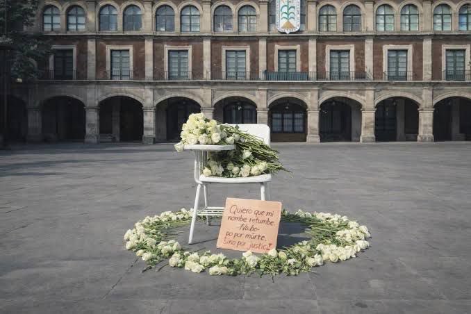 Jorge_Meade's tweet photo. MORELOS: CUANDO EL GOBIERNO FALLA INOCENTES PAGAN CON SU VIDA
Con dolor conocemos de jóvenes universitarias asesinadas, familias destrozadas, historias de vidas que no debieron terminar así. Y mientras el dolor se multiplica en las aulas y en las calles, el gobierno se limita a hacer lo que ya se volvió costumbre en Morelos: lavarse las manos.
La violencia contra las mujeres no aparece de un día para otro.
Tiene señales.
Tiene patrones.
Tiene advertencias.
Pero cuando la prevención del delito es inexistente, cuando las instituciones están rebasadas y cuando el gobierno prefiere cuidar su narrativa antes que proteger a la población, las tragedias dejan de ser hechos aislados y se convierten en una política de abandono.
En Morelos la violencia es una realidad que golpea con brutalidad a su juventud y trágicamente a sus mujeres.  
 El gobierno no puede seguir hablando de igualdad en discursos oficiales, cuando las  jóvenes están muriendo.
Las universidades no deberían ser territorios de miedo, las calles no deberían ser trampas mortales, y las familias no deberían vivir con el terror de que sus hijas no regresen a casa.
Gobernar implica prevenir, proteger y responder.
Pero en Morelos hoy ocurre lo contrario: un gobierno ausente, una estrategia de seguridad inexistente y una violencia que sigue avanzando. 
#Morelos
