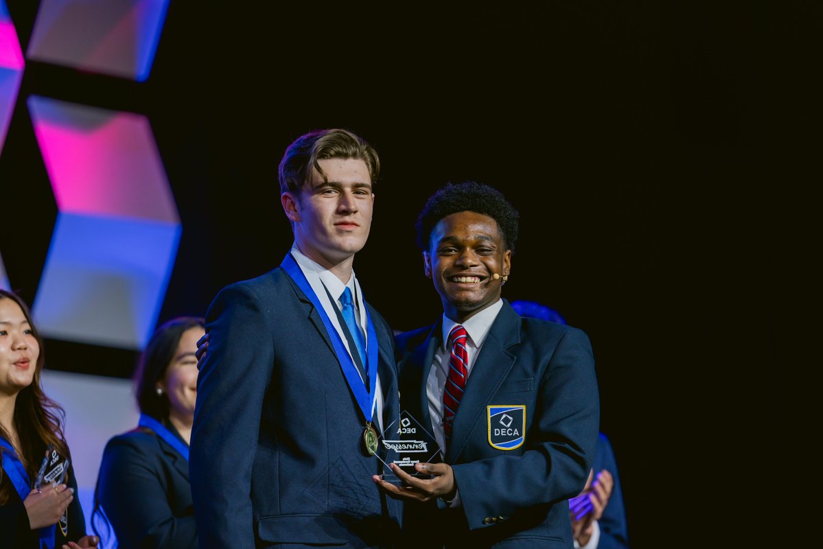 Central Magnet Deca tweet media