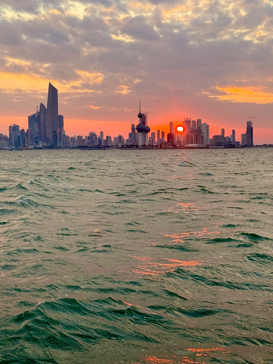 AlrasheedHasan's tweet photo. اللهم احفظ الكويت قيادةً وشعباً، فما عرفنا من دولتنا الحبيبة إلا مد يد الخير والمساعدات الإنسانية إلى أرجاء العالم كافة، والحرص على كرامة المواطن ورعايته من المهد إلى اللحد. https://t.co/wnoDCuWSU2