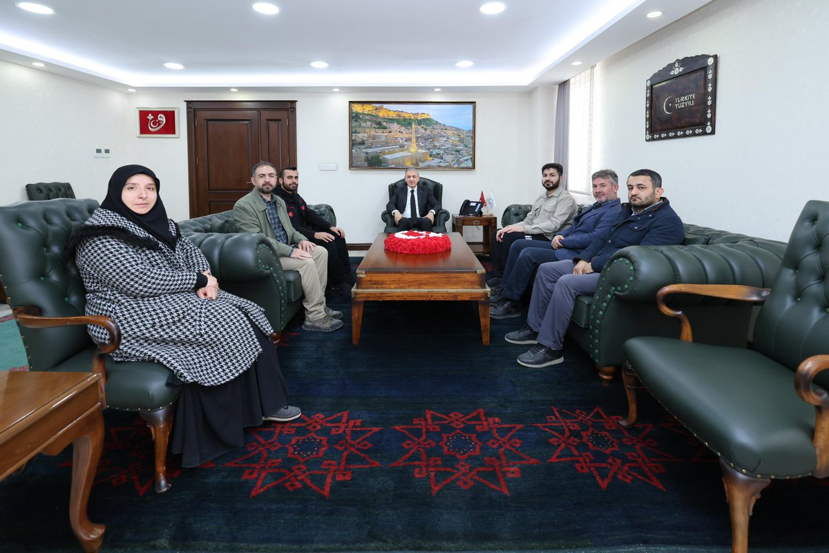 Mardin_IHH's tweet photo. Mardin İHH İl Başkanımız Hamdullah Aşar ve yönetim kurulu üyelerimiz, Mardin Valisi Sayın Tuncay Akkoyun’u makamında ziyaret etti.  

İimizde yürütülen insani yardım çalışmaları hakkında bilgi paylaşımında bulunuldu. Nazik kabulleri için Sayın Valimize teşekkür ederiz. https://t.co/FCoUOz710s