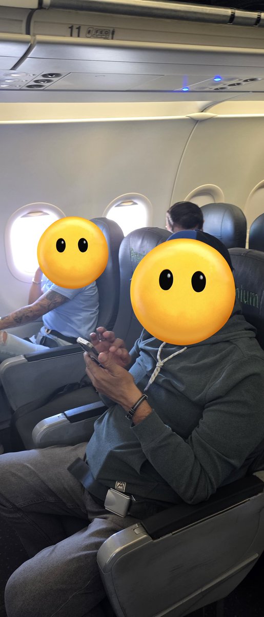 ann65966547's tweet photo. @viajaVolaris me puedes explicar con que huevos me cambias los asientos cuando yo pague ventana en salida de emergencia en los 2 tramos de este viaje me cambiaste los asientos y quiero el reembolso de esos asientos https://t.co/3aYsDvk0SY