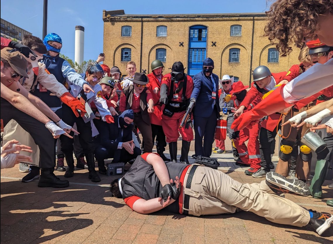 Valve Convention Cosplayers tweet media