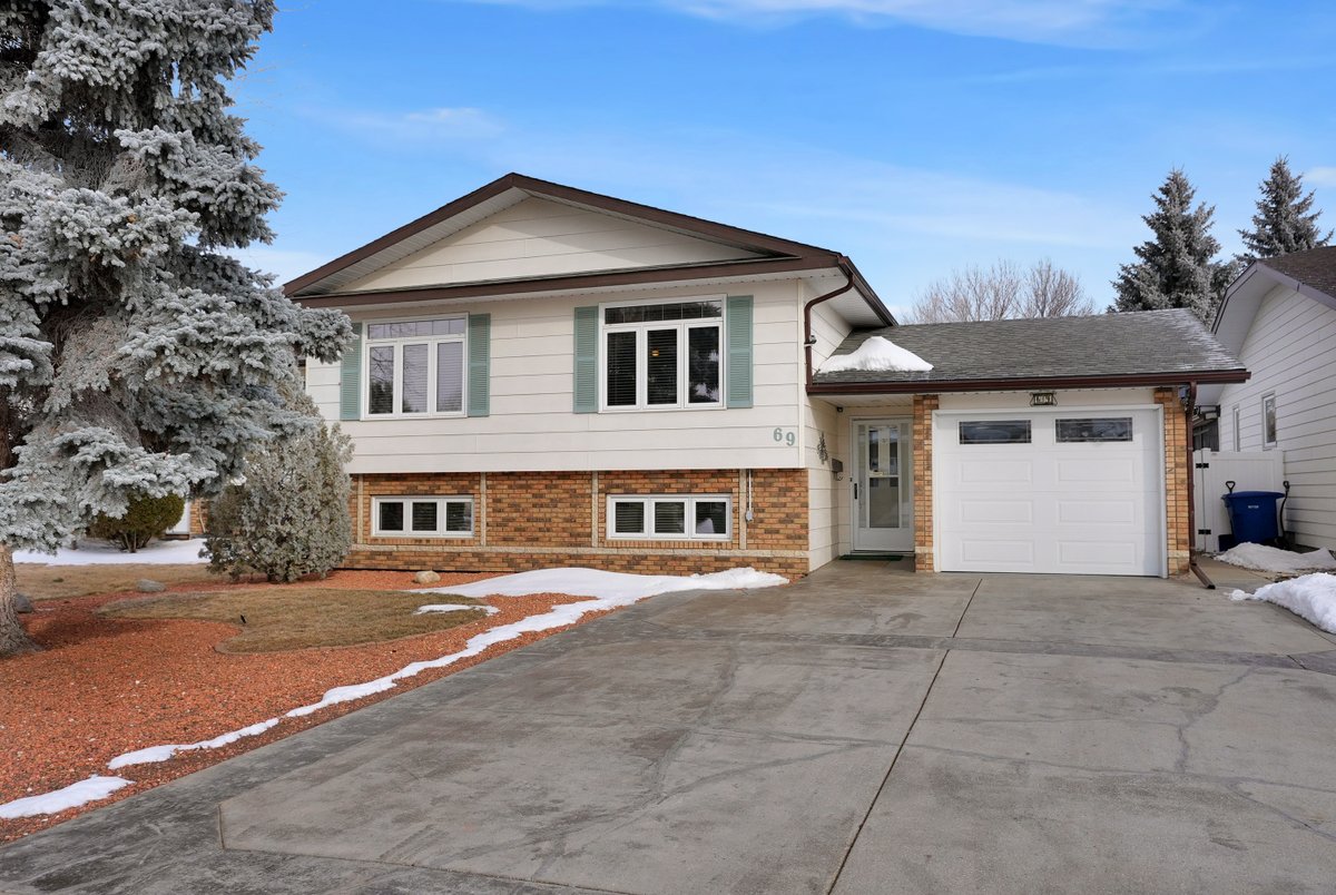 Realtors_Global's tweet photo. 🪧69 Thorn Crescent, located on a quiet crescent in one of Moose Jaw’s most desirable neighbourhoods.🚨

☑ 1037 sqft. Family Home 
☑ 3 Bedrooms and 2 Bathrooms
☑ Garage

Vicki Pantelopoulos, REALTOR® - 306-690-9268
or 
James Cudmore, REALTOR® 306-529-8756

#justlisted #4SALE https://t.co/A9Ni32iJYo