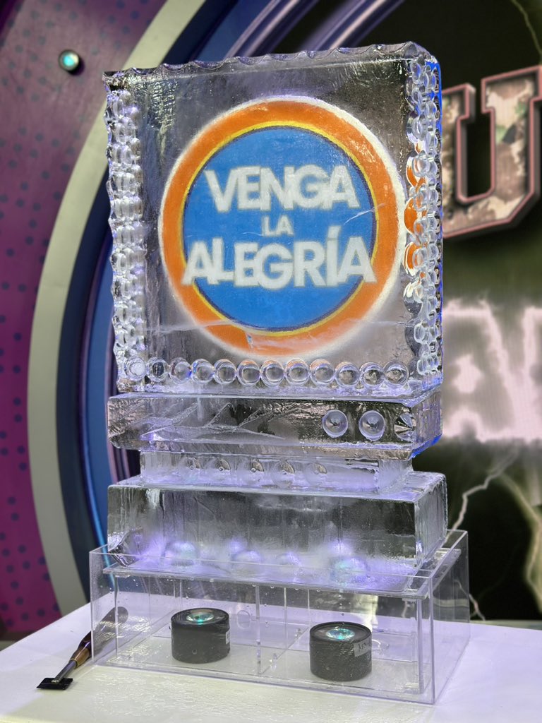 VengaLaAlegria's tweet photo. ¡Esta mañana fuimos testigos del arte de trabajar figuras de hielo! 🤩🙌🏻🧊 #VLA #EsteFinYo https://t.co/G7uBj065fs
