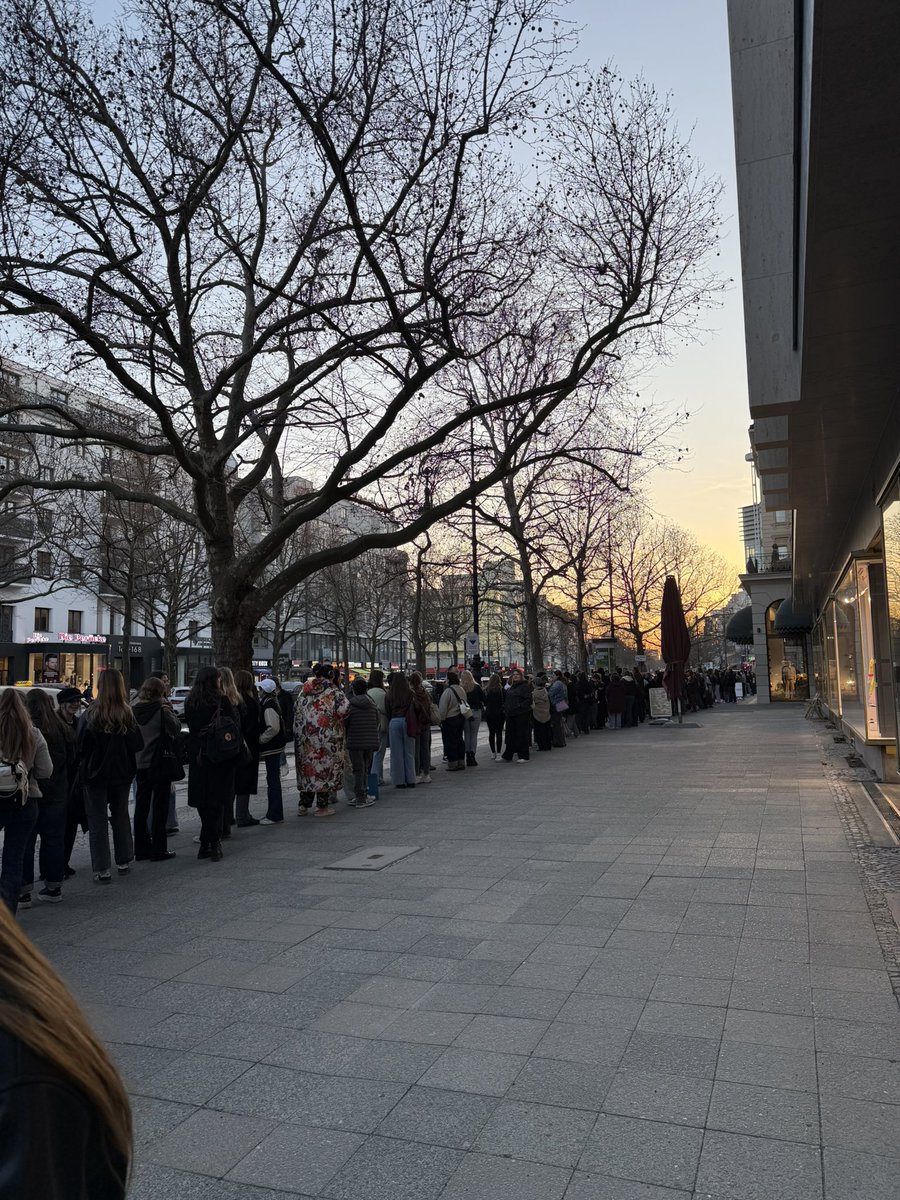 TroiAnLiar381's tweet image. Queuing all the time, Moving occasionally. 💋🪩 #KATTDO #popupstore #HarryStyles