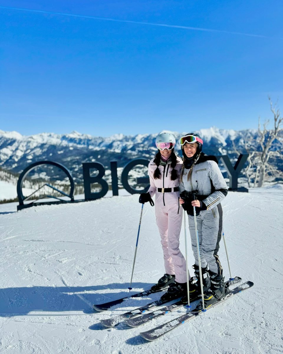 larissa_flying's tweet image. Escape the city this weekend and fly to the snowy mountains for a breath of real winter air❄️⛷️
#SkiWeekend #PowderDay #SkiLife #MountainVibes #SkiTrip #WinterEscape #SkiSeason #GirlsWhoSki #SnowDay #BigSkyVibes