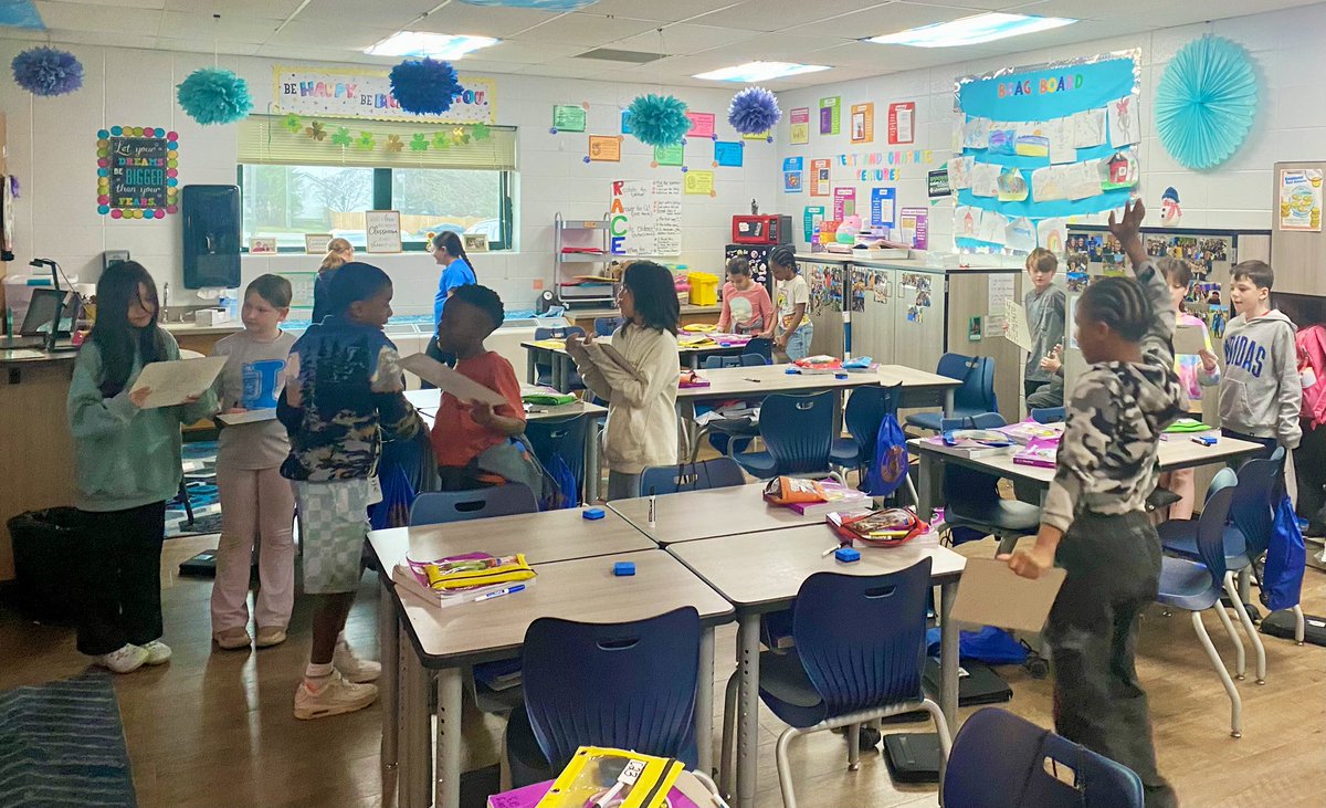 mrscurryNES's tweet photo. Since we’ve been learning about author’s claim and facts vs. opinions this week, I let the kids make a claim about what the best snack is. They had to support their claim with strong reasons and got to share while doing Hand Up, Pair Up! @NatcherElem https://t.co/tH9wSpkOpj