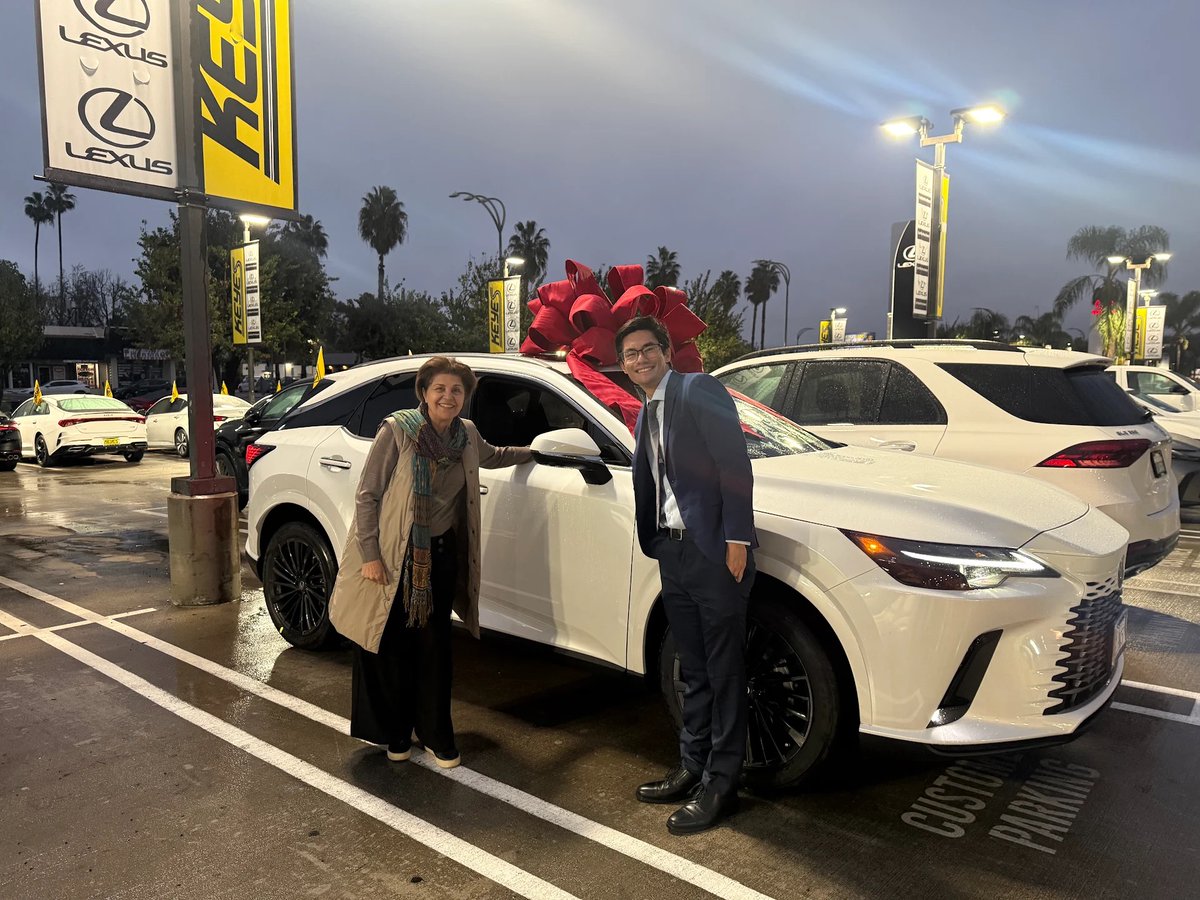 keyeslexus's tweet image. Fri-nally! Time to hit the road in style. Stop by Keyes Lexus and ride luxury home today! 🔥🛣️ 

#keyeslexus #friendfriday #happyclient #lexusowner