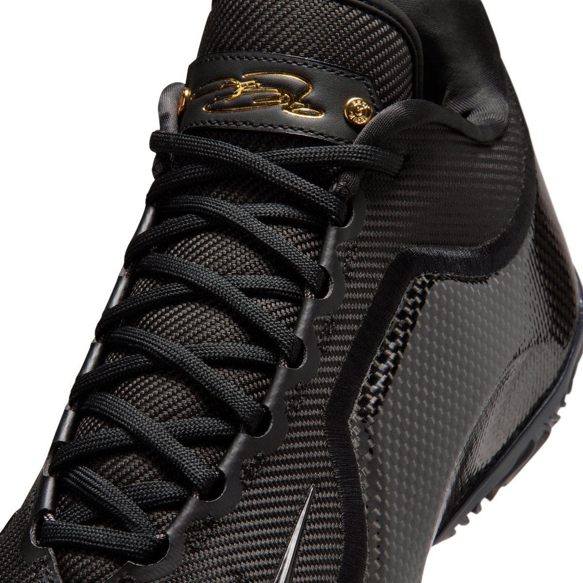 OFFICIAL LOOK: Nike LeBron 23 “Masked Menace” 🦇 <a href="/KingJames/">LeBron James</a> 

Inspired by the iconic black carbon fiber mask LeBron wore in Miami.

🗓️ March 24th
📝 IH1513-004
💵 $210