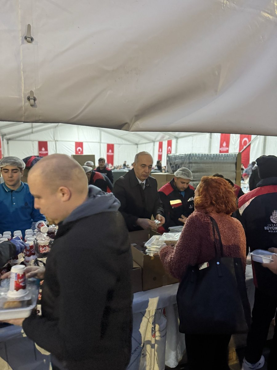 DilaverSahinn's tweet photo. İstanbul Büyükşehir Belediyemizin Eminönü meydanında düzenlediği iftar programında halkımızla bir araya geldik . Ramazan ayının paylaşma , birlik ve beraberlik ruhunu birlikte yaşadık. https://t.co/xfwFIMY3LF