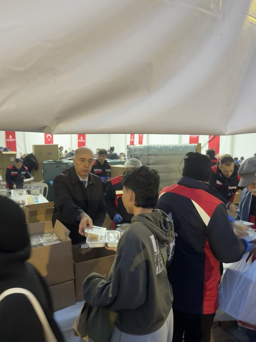 DilaverSahinn's tweet photo. İstanbul Büyükşehir Belediyemizin Eminönü meydanında düzenlediği iftar programında halkımızla bir araya geldik . Ramazan ayının paylaşma , birlik ve beraberlik ruhunu birlikte yaşadık. https://t.co/xfwFIMY3LF
