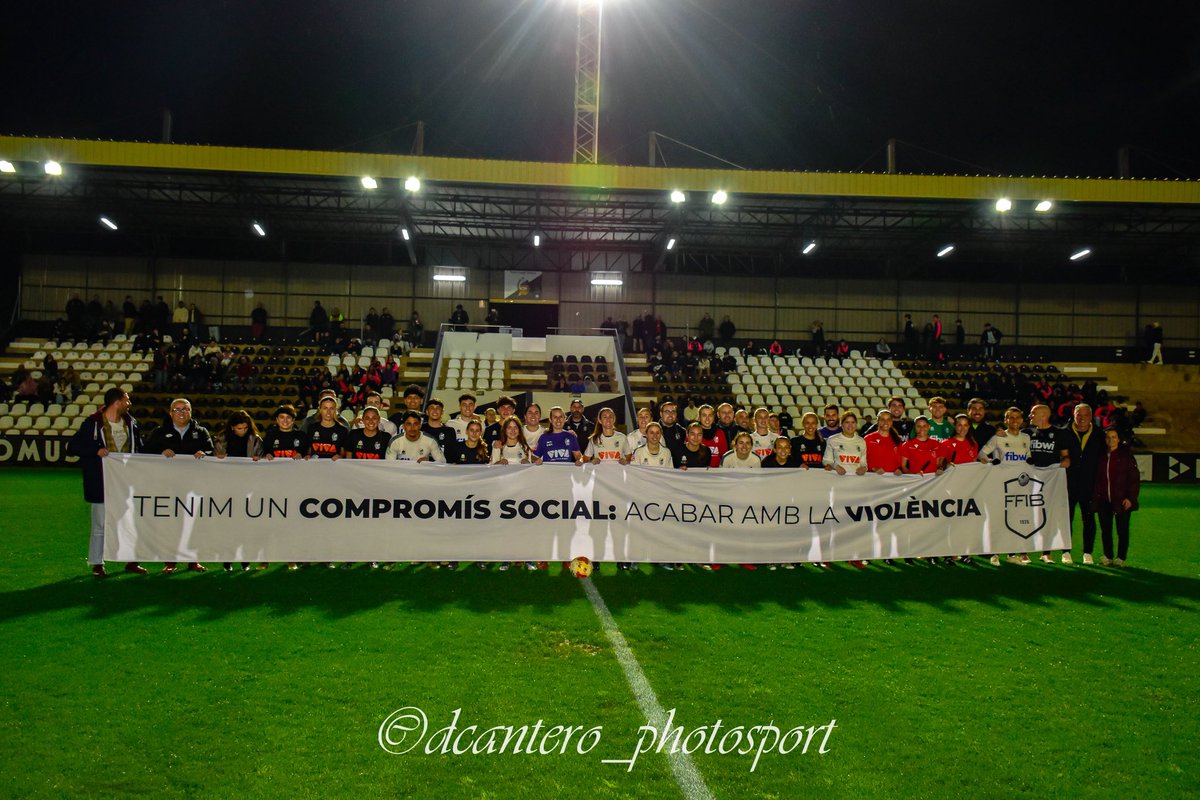 CEConstancia's tweet photo. 📸 💜⚽️Imatges del partit històric d’ahir amb jugadors i jugadores dels Terceres femení i masculí 🤍🖤

By: David Cantero

#CreixemAmbTu https://t.co/oow3E84KiR