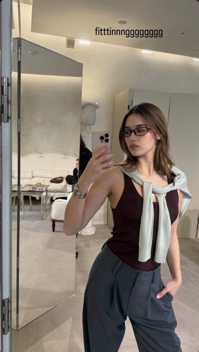daily_magazin's tweet photo. Afra Saraçoğlu'ndan yeni ayna karesi geldi. https://t.co/2G1wBf5Ykx