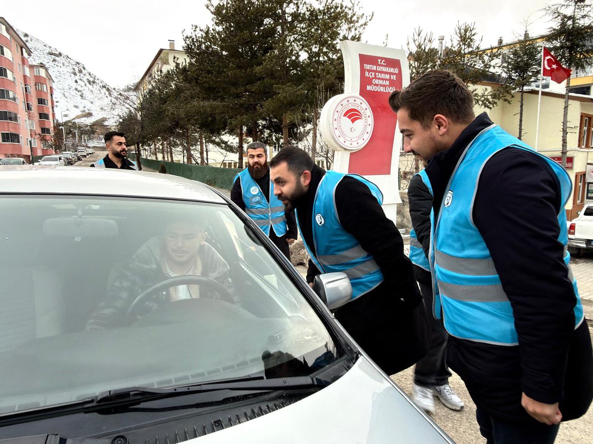 abdullahutr's tweet photo. 📍Erzurum / Tortum

“İftara 5 Kala” programımız kapsamında, Gençlik Kolları İl Başkanımız Sayın Mehmet Akif Dorman ve teşkilatımızla birlikte iftara yetişemeyen hemşehrilerimize kumanyalarımızı ulaştırdık. Ramazan’ın paylaşma ve dayanışma ruhunu Tortum’da hep birlikte yaşadık. Rabbim kabul eylesin.