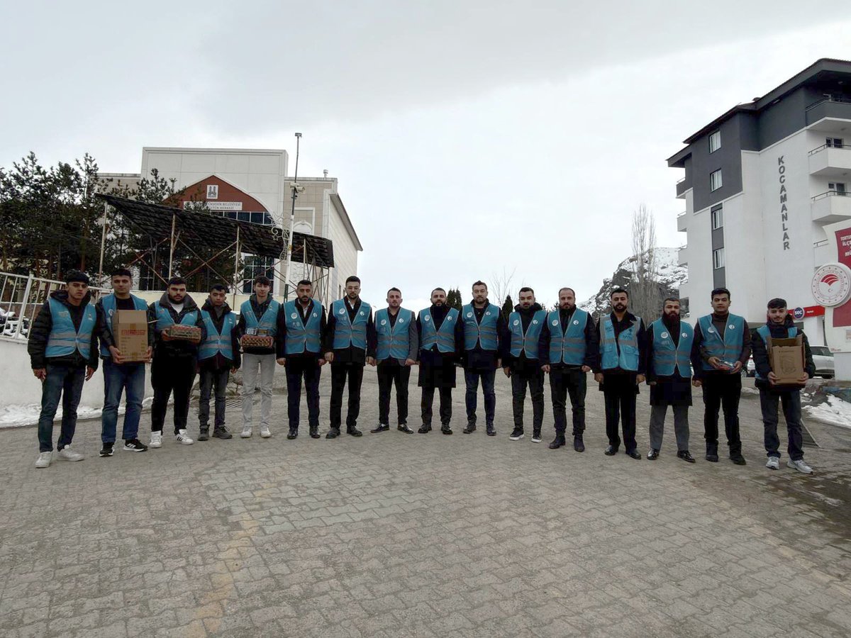 📍Erzurum / Tortum

“İftara 5 Kala” programımız kapsamında, Gençlik Kolları İl Başkanımız Sayın Mehmet Akif Dorman ve teşkilatımızla birlikte iftara yetişemeyen hemşehrilerimize kumanyalarımızı ulaştırdık. Ramazan’ın paylaşma ve dayanışma ruhunu Tortum’da hep birlikte yaşadık.
