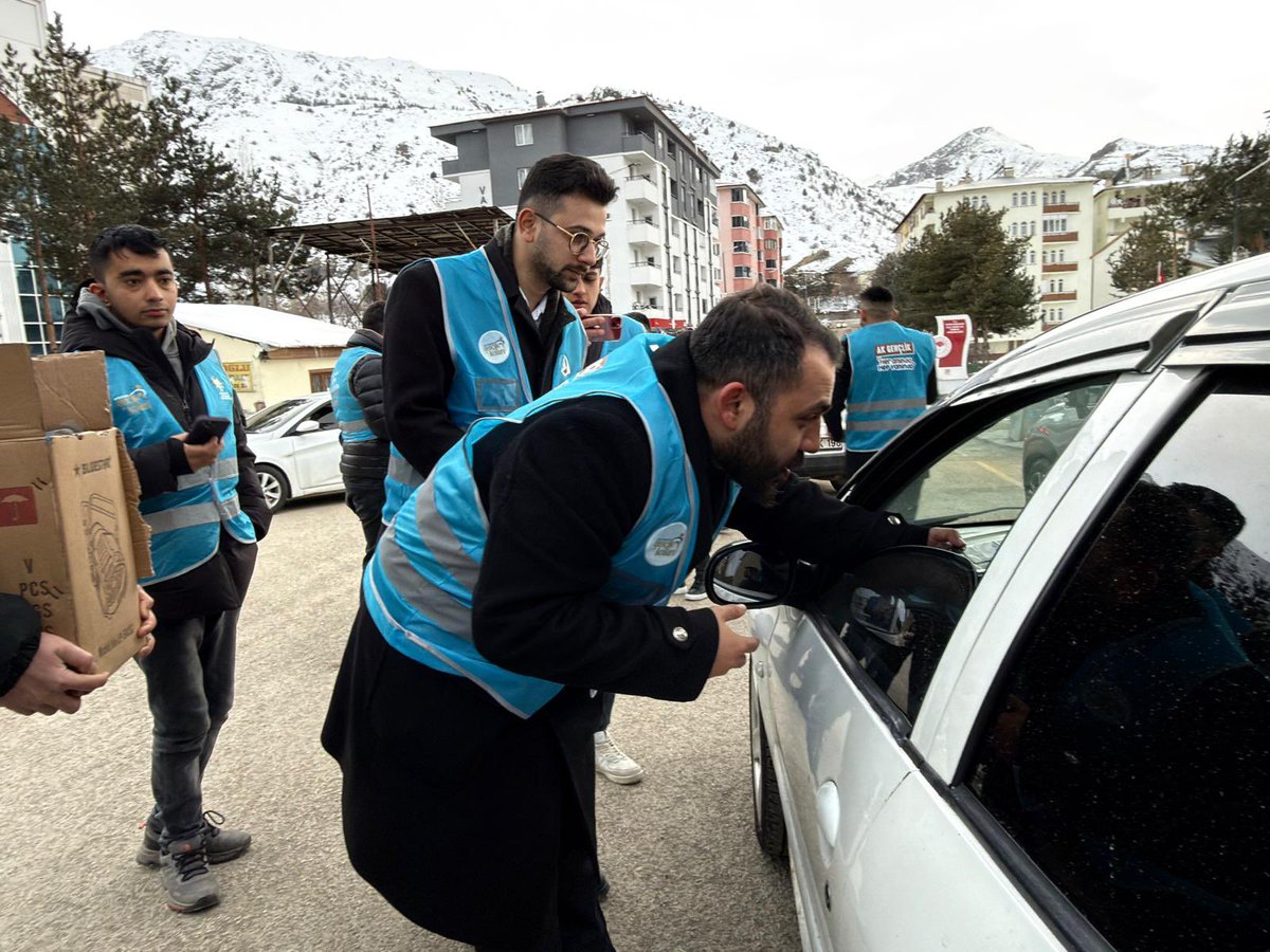 abdullahutr's tweet photo. 📍Erzurum / Tortum

“İftara 5 Kala” programımız kapsamında, Gençlik Kolları İl Başkanımız Sayın Mehmet Akif Dorman ve teşkilatımızla birlikte iftara yetişemeyen hemşehrilerimize kumanyalarımızı ulaştırdık. Ramazan’ın paylaşma ve dayanışma ruhunu Tortum’da hep birlikte yaşadık. Rabbim kabul eylesin.