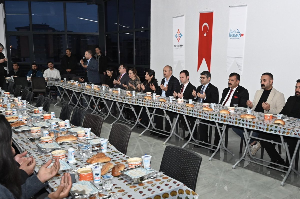 batmanvaliligi's tweet photo. Valimiz, Merkez Mahalle ve Köy Muhtarlarını İftarda Ağırladı

Valimiz Ekrem Canalp ve eşi Dr. Ayten Canalp, merkez mahalle ve köy muhtarlarıyla iftar programında bir araya geldi.

Ramazan ayının rahmet, bereket ve paylaşma iklimi, Batman’da kurulan iftar sofralarında yaşatılmaya devam ediyor. 
Necat Nasıroğlu Külliyesi’nde her gün düzenlenen iftar programlarının yanı sıra farklı mahallelerde gerçekleştirilen iftar buluşmalarında binlerce vatandaş aynı sofrada bir araya geliyor. 

Ayrıca Valiliğimiz tarafından Sivil Toplum Merkezi’nde düzenlenen iftar programlarında ise toplumun farklı kesimleri ağırlanıyor.Bu kapsamda Valiliğimiz tarafından düzenlenen iftar programında, ilimiz merkez mahalle ve köy muhtarları ağırlandı.

İftar öncesinde masaları tek tek dolaşan Valimiz Ekrem Canalp ve eşi Dr. Ayten Canalp, muhtarlarla bir süre sohbet ederek Ramazan aylarını tebrik etti.

Sivil Toplum Merkezi’nde düzenlenen iftar programına; Vali Yardımcıları Ekrem Güngör ve Gökhan Dolaş, ilgili kurum müdürleri, belediye birim müdürleri ve muhtarlar katıldı.
@canalpekrem 
@btmnbld