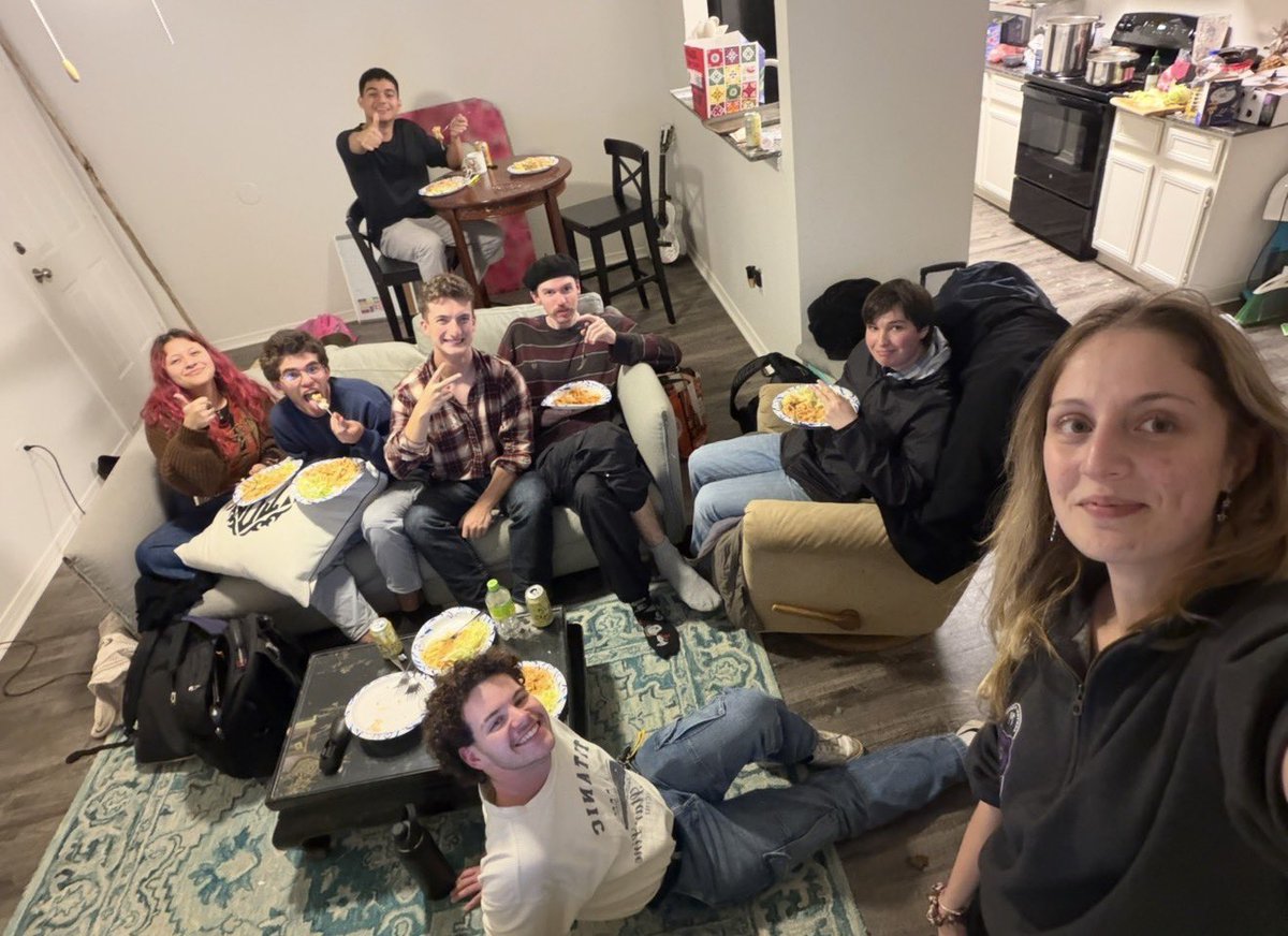 lasirend's tweet photo. GUYSSS. My Spanish community in my school found my twitter and they invited me for dinner 😭😭😭 I LOVE YOUUUU…. 💖 TE AMO MUCHO MI AMIGOS https://t.co/vh7i8iqR5w