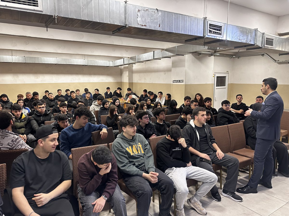treminozmen's tweet photo. İşin Ehlinden: Ustadan Çırağa

TÜGVA İstanbul Çalışan Gençlik Koordinatörlüğü tarafından düzenlenen ve “Ustadan Çırağa” başlığıyla yürüttüğümüz program kapsamında, Galata Mesleki ve Teknik Anadolu Lisesi ö��rencileriyle bir araya geldik.

Programda; meslek liselerinden başlayıp sahaya, lisanslı teknisyenlikten akademiye uzanan mesleki yolculuğum üzerinden gençlerle kariyer planlaması, mesleki disiplin, sektör beklentileri ve iş hayatına hazırlık üzerine önemli başlıkları ele aldık.

Teknik mesleklerde başarıya giden yolun; doğru eğitim, sahayı tanımak, sürekli öğrenmek ve mesleğe sahip çıkmaktan geçtiğini genç kardeşlerimizle birlikte değerlendirdik.

Gençlerin ilgisi ve soruları, tecrübenin ustadan çırağa aktarılmasının ne kadar kıymetli olduğunu bir kez daha gösterdi.

Programın gerçekleşmesinde emeği geçen TÜGVA İstanbul Çalışan Gençlik Koordinatörlüğüne ve Galata Mesleki ve Teknik Anadolu Lisesi yönetimine teşekkür ediyorum.