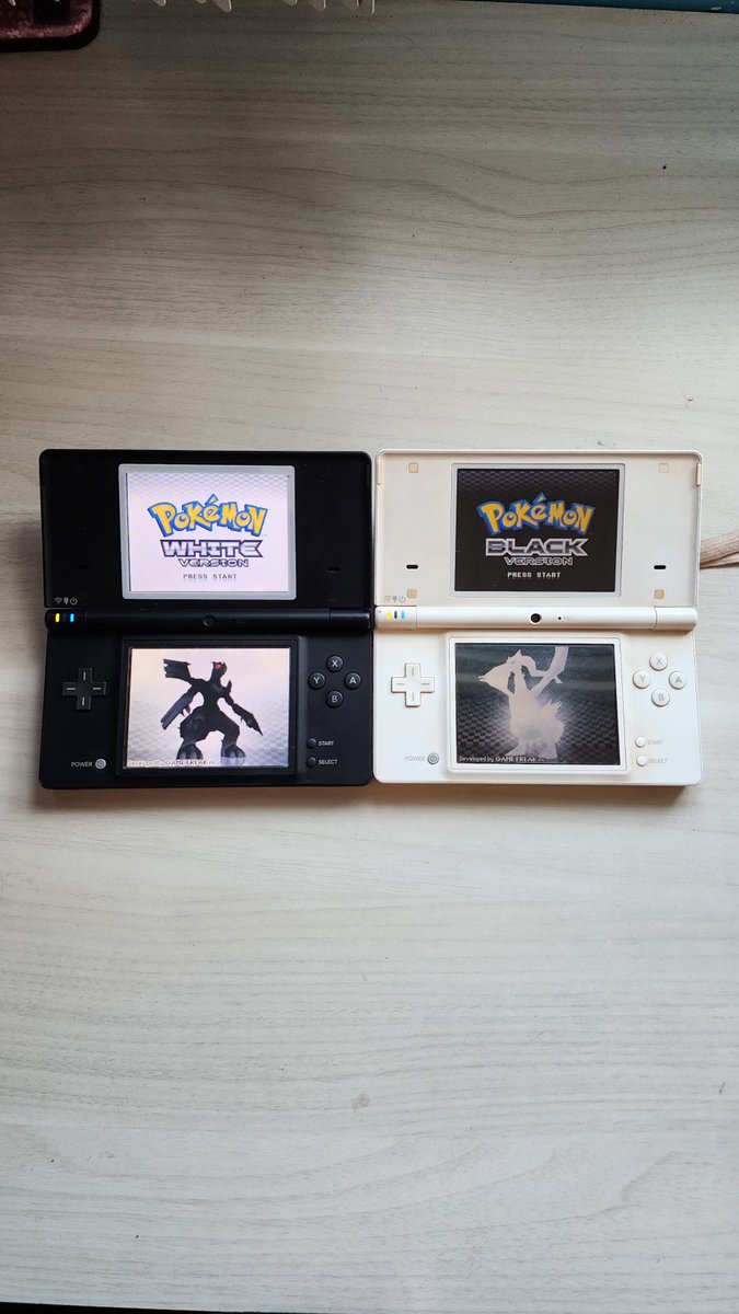 _claclarice_'s tweet photo. já comemorei no ano passado os 15 japoneses, agora, 15 anos q lançou nos estragos fudidos

PARABÉNS AOS MELHORES JOGOS JÁ FEITOS, amo vcs 🖤🤍 https://t.co/pyg2hD4wgA