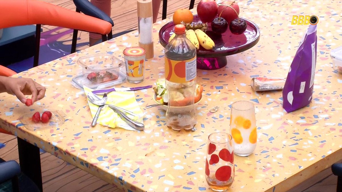 updatecharts's tweet image. Milena, Juliano, Samira e Breno aproveitaram bem as últimas horas da cozinha do VIP e vão deixar tudo sujo para os próximos. 

Milena: "Olha que horror. Deixar essa sujeira, esses trens espalhados assim. E a pia tava pior, eu lavei tudo. Samira fez o cachorro quente, tava muito