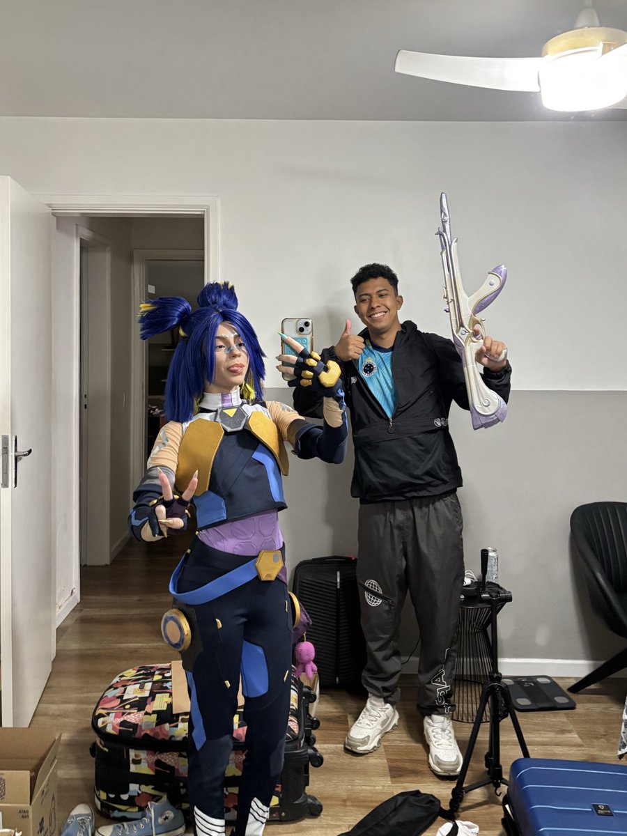 não sou casada (ainda!) mas tenho um namorado que me apoia MUITO nas minhas coisinhas de nerd. ele me ajuda em tudo, desde pequenas gravações, até roteiros e viagens. 

você não precisa abdicar do q você gosta só pq se tornou adulta ou entrou num relacionamento.