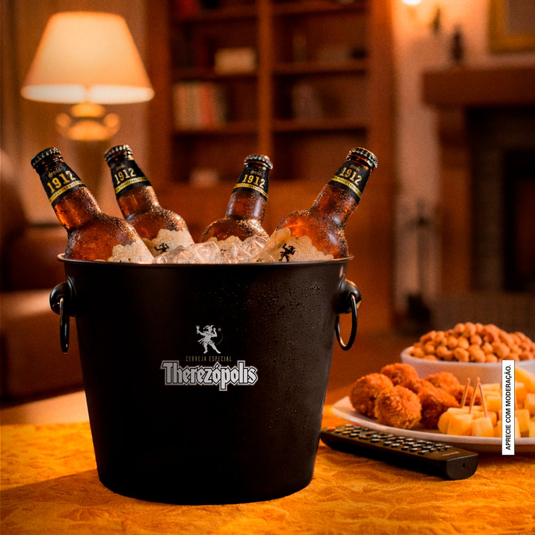 Luxo é viver a noite da cerimônia no conforto do seu sofá com o sabor de uma Therezópolis bem gelada 🍺✨ Qual Therê vai acompanhar sua torcida hoje? #AprecieComModeração