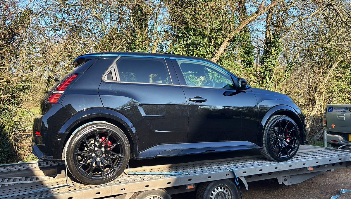 Darryl Hannah tweet media