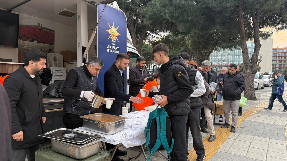Ramazan ayında her gün olduğu gibi bugün de iftar vaktinde vatandaşlarımıza çorba ikramında bulunduk. 

Ramazan ayının bereketini, paylaşma ve dayanışma ruhunu hemşehrilerimizle birlikte yaşamaya devam ediyoruz. 

Gönüllere dokunan, kardeşliği ve birlik ruhunu güçlendiren
