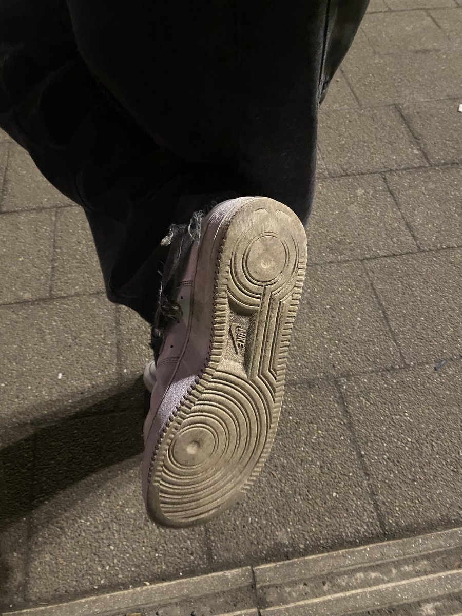 Moje buciki się ubrudziły a taki głupi pies jak ty nadaje się tylko do bycia moją wycieraczką. Nie obchodzi mnie twoje zdanie i to czy ci się to podoba czy nie kurwo.