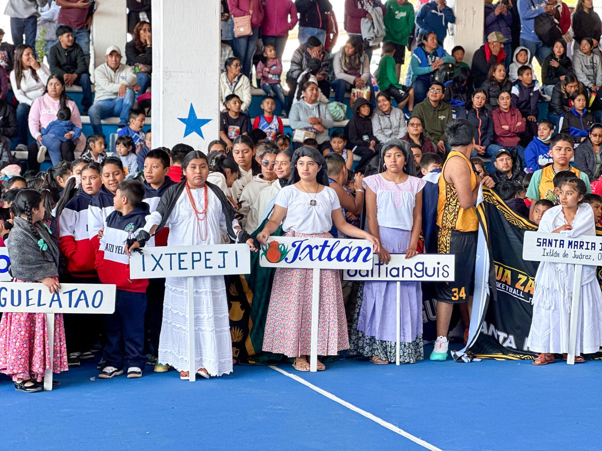 INPImx's tweet image. El director general del INPI, Adelfo Regino Montes, (@DEELAYUUK) asistió a la  inauguración del XLVII edición del Torneo de Básquetbol “Copa Benito Juárez”, en Guelatao de Juárez, Oaxaca, donde destacó que este encuentro deportivo refleja la organización comunitaria de los