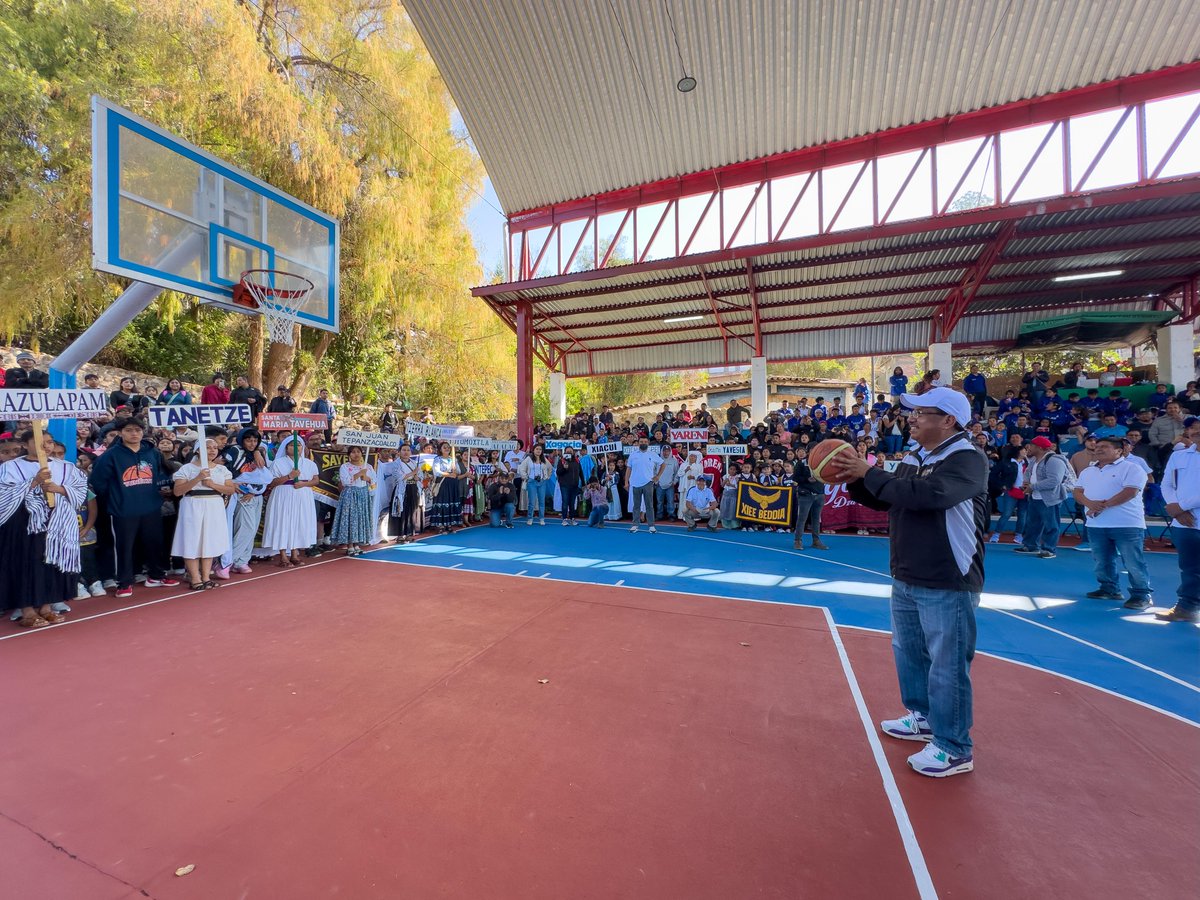 INPImx's tweet image. El director general del INPI, Adelfo Regino Montes, (@DEELAYUUK) asistió a la  inauguración del XLVII edición del Torneo de Básquetbol “Copa Benito Juárez”, en Guelatao de Juárez, Oaxaca, donde destacó que este encuentro deportivo refleja la organización comunitaria de los