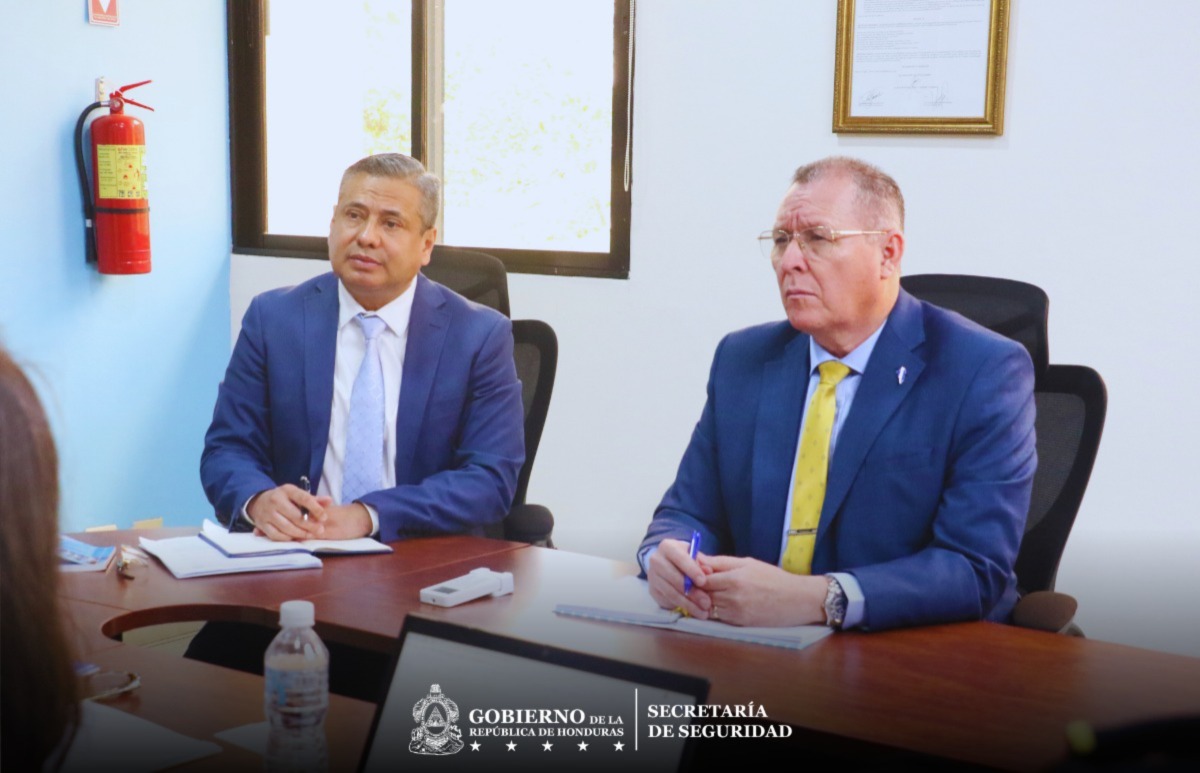 Nuestro titular, Comisionado Gral. (r) Gerzon Velásquez, encabezó reunión con <a href="/OACNUDH/">OACNUDH</a>, junto a Juan Carlos Monge y Tania Sagastume, para fortalecer la cooperación técnica en Derechos Humanos, capacitación y asistencia técnica, orientada a mejorar capacidades institucionales.