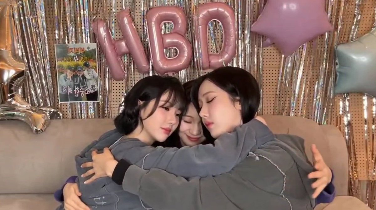 "as long as Na.V are by VIVIZ side, we’ll always be happy, the three of us are really sticking together so there’s nothing to worry about, we’ll see each other for a long long time. we often talk abt the next chapter etc so don’t worry abt the future yk we’re pretty smart" - sinb