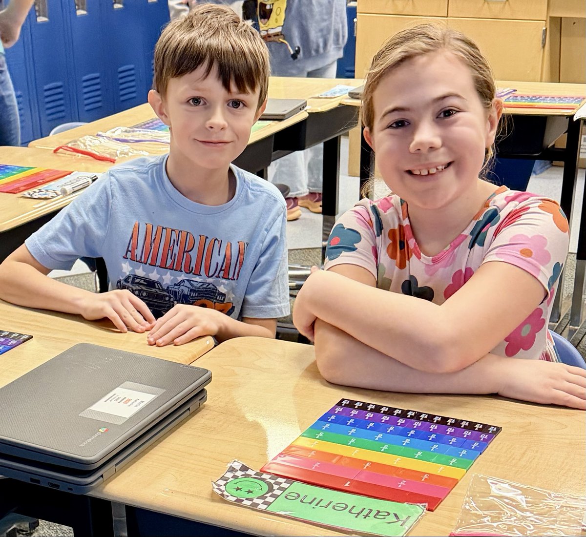 3_5DefianceElem's tweet photo. Mrs. Meyer’s 3rd graders are having fun learning about fractions using fraction bars. https://t.co/O6ABzaFRX6